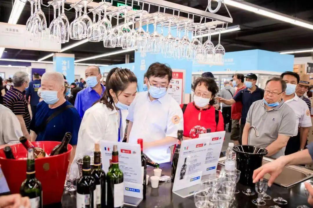 狂飙的山姆还在加速收割中产山姆会员商店是中国知名的仓储式会员制购物中心，以其高端定位和中产阶级消费群体为主。关于狂飙的山姆还在加速收割中产的说法，可以从多个角度来解读。
